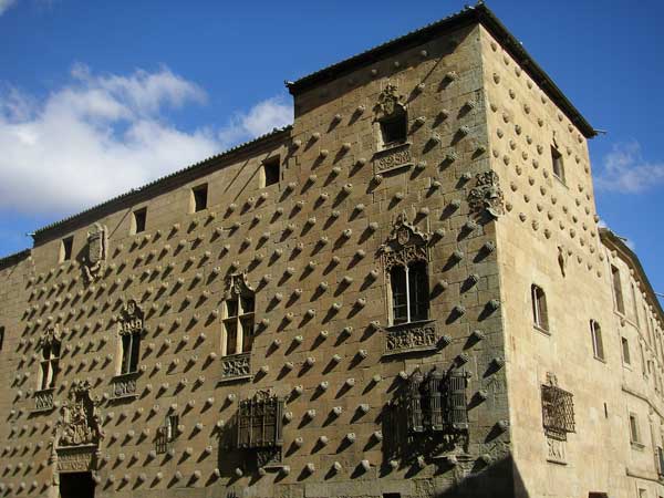 Fachada de la Casa de las Conchas