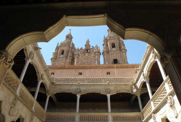 Torres de la Clerecía desde la Casa de las Conchas