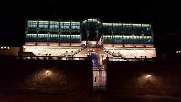 Fachada sur de la Casa Lis por la noche