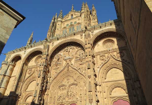 Fachada principal de la Catedral Nueva