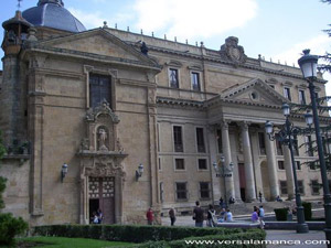 Iglesia de San Sebastián con el Palacio de Anaya al fondo