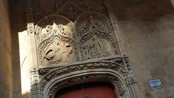 Portada de la iglesia de San Benito