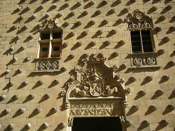 Puerta de la Casa de las Conchas