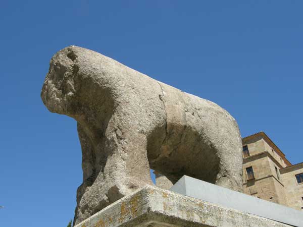 Verraco junto al puente romano